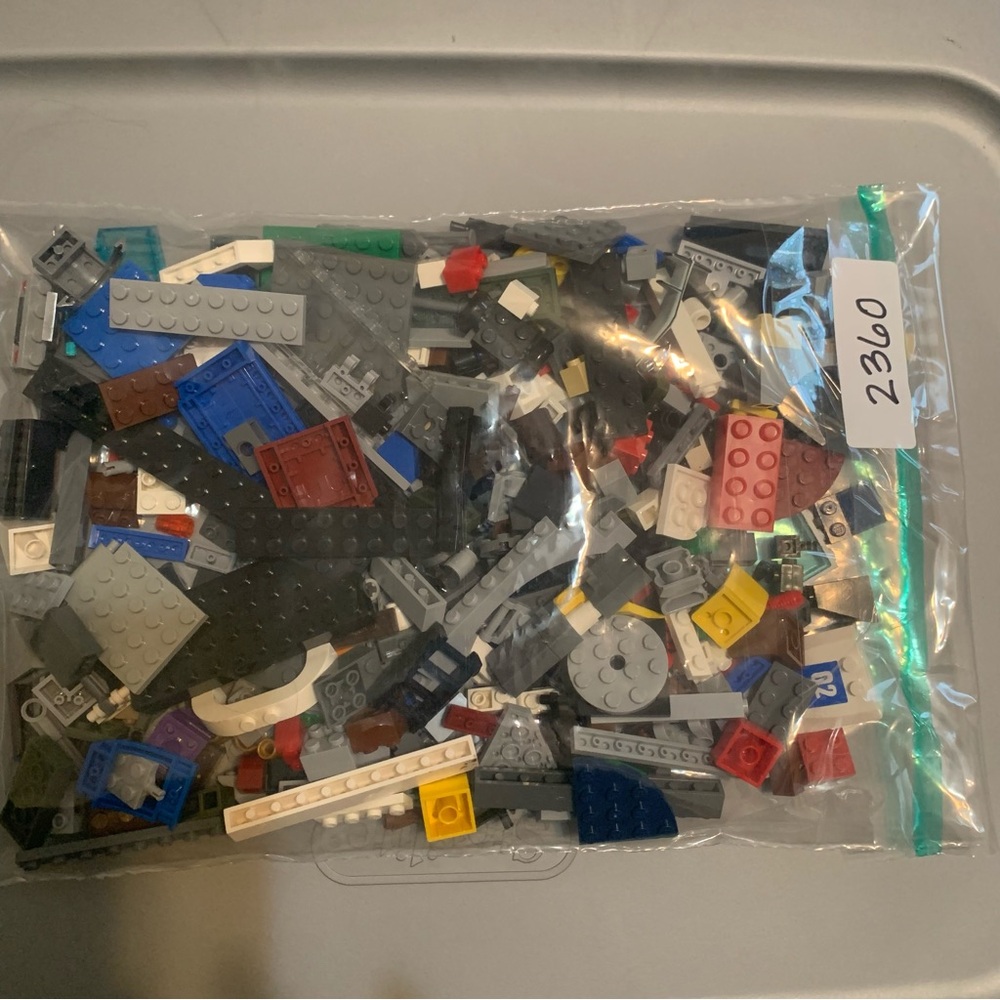 Legos 1lb assorted.
(2360)